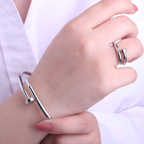 بنگل نقره ای کارتیر طرح میخ